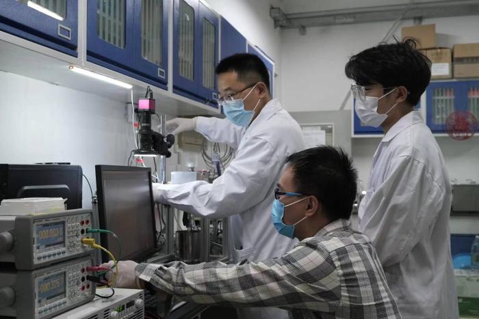 華北電力大學(xué)科研團隊在調(diào)試薄液膜沸騰實驗系統(tǒng).